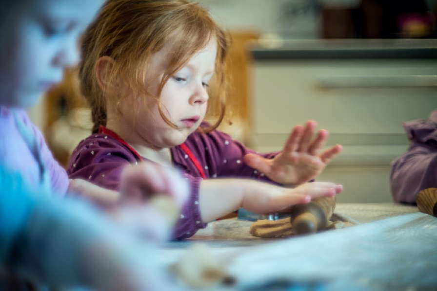 Vaikai kartu gamina sveikus sausainius Valdorfo darželyje Vilniuje