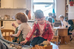 Vaikai kūrybingai žaidžia su gamtinėmis medžiagomis ir akmenėliais Valdorfo darželio grupėje. Vilnius Lazdynėliai