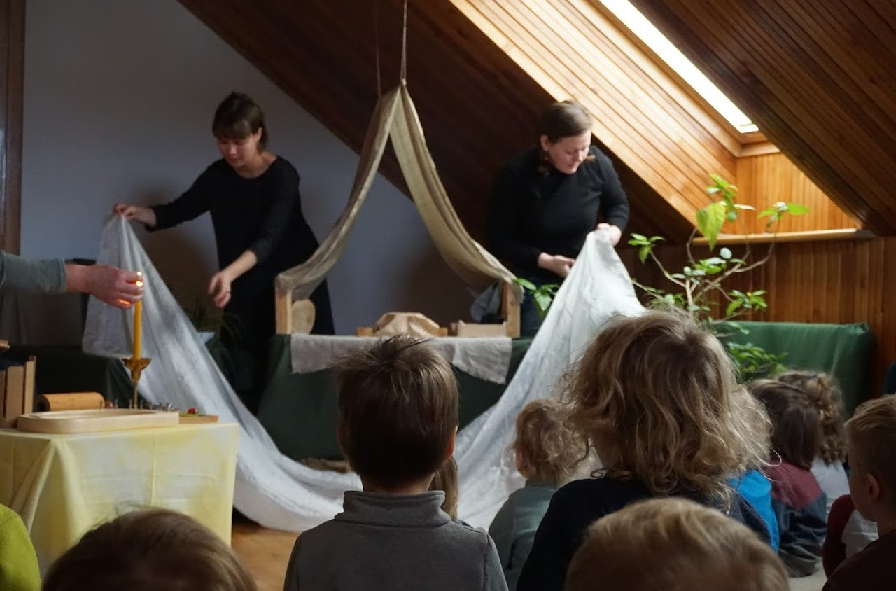 Valdorfo darželio auklėtojų vaidinimas vaikams ir tėvams Vilniuje.