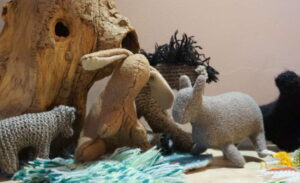 Minkšti rankų darbo megzti žaislai ir natūralaus medžio detalės Valdorfo darželio žaidimų erdvėje. Vilniuje Lazdynėliuose