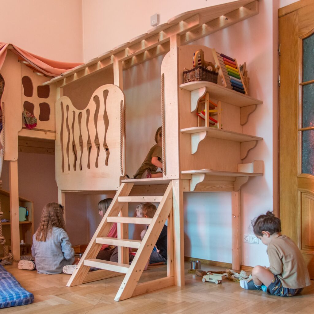 Medinis dviejų aukštų namelis grupėje