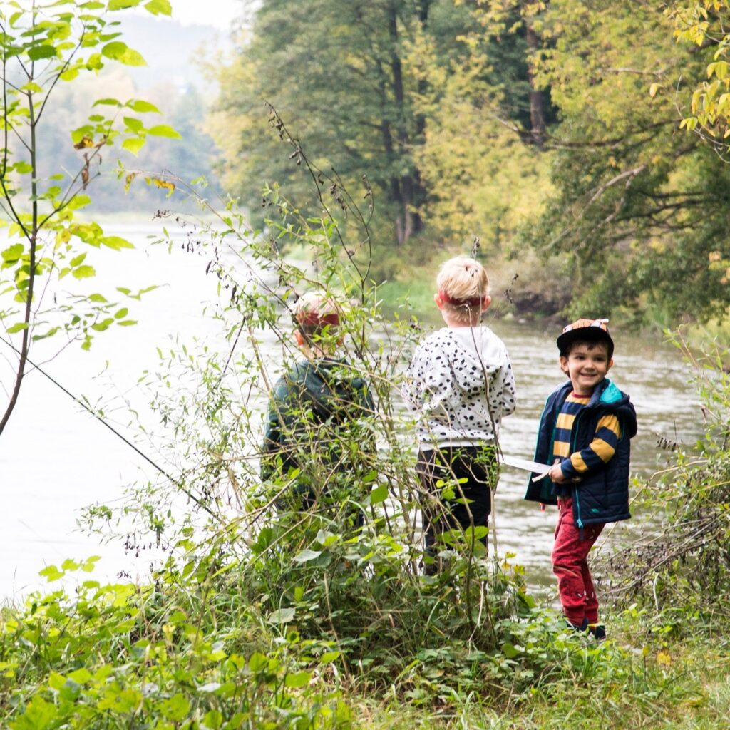 Vaikai prie upės